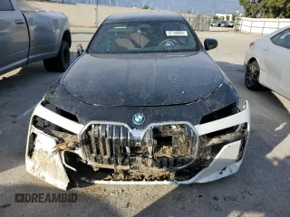 2023 BMW i7 xDrive60 z VIN WBY53EJ05PCN85609, wystawiony jako Copart lot #37740884 z przebiegiem Nie podano mil oraz . Historia ofert i sprzedaży dostępna na DreamBid. Obrazek 5.