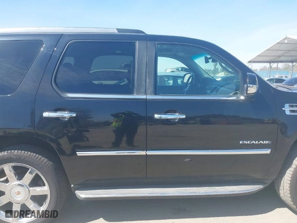 2013 Cadillac Escalade Luxury with VIN 1GYS3BEF1DR112438, listed as a IAAI auction lot 41764788 with 98,907 mi miles. Bid and sale history available at carsss.com. Image 13.