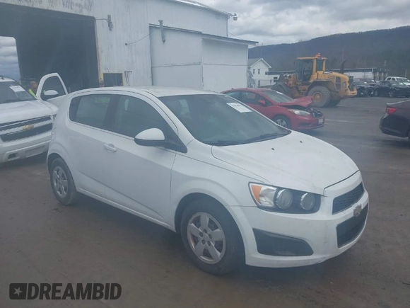 2013 Chevrolet Sonic LS z VIN 1G1JA6SH4D4196880, wystawiony jako IAAI lot #41474811 z przebiegiem 145 679 mil mil oraz . Historia ofert i sprzedaży dostępna na DreamBid. Obrazek 1.