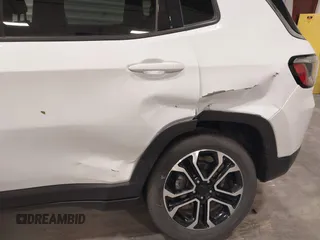 2023 Jeep Compass (RED) Edition z VIN 3C4NJDCN1PT569129, wystawiony jako IAAI lot #42407967 z przebiegiem 22 720 mil mil oraz . Historia ofert i sprzedaży dostępna na DreamBid. Obrazek 6.