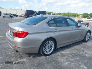 2011 BMW 5 Series 535i z VIN WBAFR7C50BC803633, wystawiony jako IAAI lot #42281444 z przebiegiem 240 903 mil mil oraz . Historia ofert i sprzedaży dostępna na DreamBid. Obrazek 4.