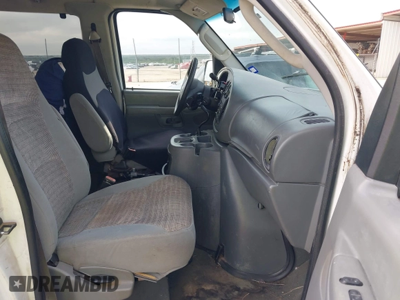 2003 Ford Econoline Passenger XL with VIN 1FDSS31L13HB83911, listed as a IAAI auction lot 42213376 with 236,989 mi miles. Bid and sale history available at carsss.com. Image 5.