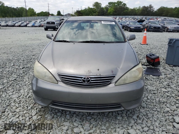 2005 Toyota Camry STD z VIN 4T1BE32K25U594905, wystawiony jako Copart lot #55049485 z przebiegiem 248 289 mil mil oraz Czysty tytuł • Clean title. Historia ofert i sprzedaży dostępna na DreamBid. Obrazek 5.