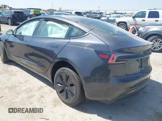 2024 Tesla Model 3 z VIN 5YJ3E1EA5RF843972, wystawiony jako IAAI lot #41873089 z przebiegiem 9 788 mil mil oraz . Historia ofert i sprzedaży dostępna na DreamBid. Obrazek 3.