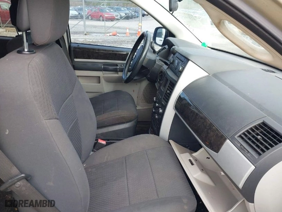 2010 Dodge Grand Caravan SXT with VIN 2D4RN5DX5AR290131, listed as a IAAI auction lot 41314452 with 194,819 mi miles. Bid and sale history available at carsss.com. Image 5.