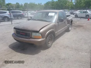 2001 GMC Sonoma SLS 1SG z VIN 1GTCS19W618233257, wystawiony jako IAAI lot #42280417 z przebiegiem 252 392 mil mil oraz . Historia ofert i sprzedaży dostępna na DreamBid. Obrazek 2.