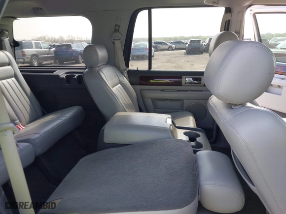 2006 Lincoln Navigator Luxury with VIN 5LMFU27516LJ05626, listed as a IAAI auction lot 41778916 with 144,410 mi miles. Bid and sale history available at carsss.com. Image 8.