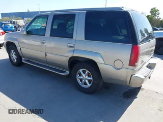 1999 Cadillac Escalade z VIN 1GYEK13R4XR419503, wystawiony jako IAAI lot #42215638 z przebiegiem 174 381 mil mil oraz . Historia ofert i sprzedaży dostępna na DreamBid. Obrazek 3.
