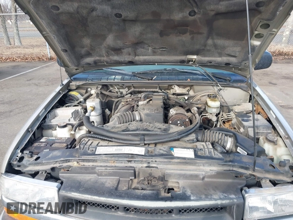 2001 Chevrolet S-10 LS with VIN 1GCCS19571K141956, listed as a IAAI auction lot 41520093 with 110,098 mi miles and . Bid and sale history available at DreamBid. Image 10.