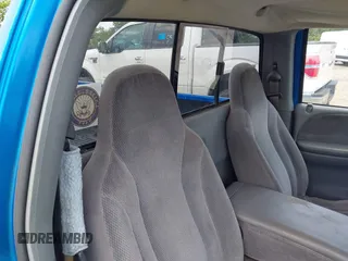 2000 Dodge Dakota z VIN 1B7FL26X1YS799143, wystawiony jako IAAI lot #42303206 z przebiegiem 148 576 mil mil oraz . Historia ofert i sprzedaży dostępna na DreamBid. Obrazek 8.
