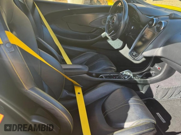 2018 McLaren 570S z VIN SBM13FAA2JW004563, wystawiony jako Copart lot #51371545 z przebiegiem 20 602 mil mil oraz Tytuł czysty. Historia ofert i sprzedaży dostępna na DreamBid. Obrazek 5.