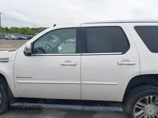 2013 Cadillac Escalade Premium z VIN 1GYS4CEF8DR272495, wystawiony jako IAAI lot #42245832 z przebiegiem 203 818 mil mil oraz . Historia ofert i sprzedaży dostępna na DreamBid. Obrazek 14.