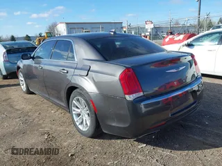 2016 Chrysler 300 Anniversary Edition z VIN 2C3CCAAG2GH295456, wystawiony jako IAAI lot #41978687 z przebiegiem 142 533 mil mil oraz . Historia ofert i sprzedaży dostępna na DreamBid. Obrazek 3.