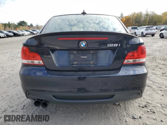 2013 BMW 1 Series 128i z VIN WBAUP9C57DVF46781, wystawiony jako Copart lot #77449004 z przebiegiem 98 551 mil mil oraz Czysty tytuł • Clean title. Historia ofert i sprzedaży dostępna na DreamBid. Obrazek 6.