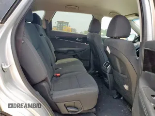 2019 Kia Sorento LX z VIN 5XYPG4A5XKG558737, wystawiony jako Copart lot #56864265 z przebiegiem 99 633 mil mil oraz Czysty tytuł • Clean title. Historia ofert i sprzedaży dostępna na DreamBid. Obrazek 11.