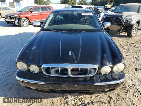 2005 Jaguar XJ Vanden Plas z VIN SAJWA82C05SG47513, wystawiony jako Copart lot #75428654 z przebiegiem 157 442 mil mil oraz Szkoda całkowita • Salvage title. Historia ofert i sprzedaży dostępna na DreamBid. Obrazek 5.