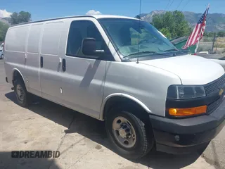 2019 Chevrolet Express Cargo z VIN 1GCWGAFP9K1370862, wystawiony jako IAAI lot #42410939 z przebiegiem 83 319 mil mil oraz . Historia ofert i sprzedaży dostępna na DreamBid. Obrazek 1.