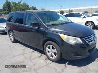 2010 Volkswagen Routan SE z VIN 2V4RW3D11AR295018, wystawiony jako IAAI lot #42404332 z przebiegiem 162 509 mil mil oraz . Historia ofert i sprzedaży dostępna na DreamBid. Obrazek 1.