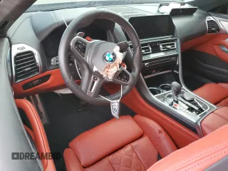 2022 BMW M8 Competition z VIN WBSAE0C02NCG86576, wystawiony jako Copart lot #39370084 z przebiegiem Nie podano mil oraz . Historia ofert i sprzedaży dostępna na DreamBid. Obrazek 8.