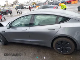 2025 Tesla Model 3 Long Range z VIN 5YJ3E1EA2SF885408, wystawiony jako IAAI lot #41778498 z przebiegiem 1 566 mil mil oraz . Historia ofert i sprzedaży dostępna na DreamBid. Obrazek 14.