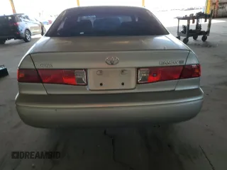 2001 Toyota Camry CE z VIN 4T1BG22K11U017054, wystawiony jako Copart lot #57623485 z przebiegiem 242 217 mil mil oraz Szkoda całkowita • Salvage title. Historia ofert i sprzedaży dostępna na DreamBid. Obrazek 6.