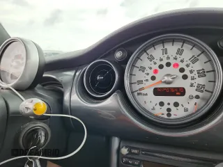 2006 MINI Hardtop S z VIN WMWRE33526TN28483, wystawiony jako Copart lot #64806175 z przebiegiem 76 419 mil mil oraz Szkoda całkowita • Salvage title. Historia ofert i sprzedaży dostępna na DreamBid. Obrazek 9.