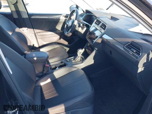 2022 Volkswagen Tiguan SE z VIN 3VV2B7AX4NM036657, wystawiony jako IAAI lot #41591503 z przebiegiem 45 416 mil mil oraz . Historia ofert i sprzedaży dostępna na DreamBid. Obrazek 5.