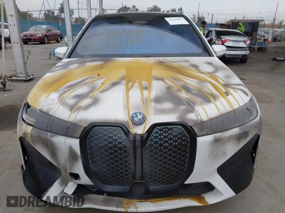 2022 BMW iX xDrive50 z VIN WB523CF01NCK27983, wystawiony jako IAAI lot #42106093 z przebiegiem 21 505 mil mil oraz . Historia ofert i sprzedaży dostępna na DreamBid. Obrazek 12.