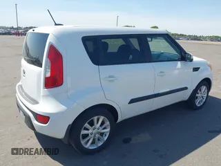 2013 Kia Soul + z VIN KNDJT2A69D7547954, wystawiony jako IAAI lot #42233795 z przebiegiem 128 548 mil mil oraz . Historia ofert i sprzedaży dostępna na DreamBid. Obrazek 4.
