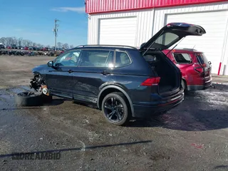 2023 Volkswagen Tiguan SE R-Line Black z VIN 3VVCB7AX5PM100499, wystawiony jako IAAI lot #41261505 z przebiegiem 26 677 mil mil oraz . Historia ofert i sprzedaży dostępna na DreamBid. Obrazek 3.