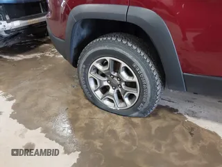 2020 Jeep Cherokee Trailhawk с VIN 1C4PJMBX2LD613814, выставлен на аукционе IAAI как лот 41253162 с пробегом 55 002 миль миль и . История ставок и продаж доступна на DreamBid. Изображение 19.