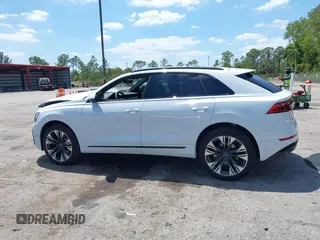 2025 Audi Q8 Premium Plus z VIN WA1EVBF18SD011370, wystawiony jako IAAI lot #42033326 z przebiegiem 164 mil mil oraz . Historia ofert i sprzedaży dostępna na DreamBid. Obrazek 14.