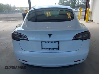2018 Tesla Model 3 Long Range Battery z VIN 5YJ3E1EA1JF053895, wystawiony jako IAAI lot #42182178 z przebiegiem 75 356 mil mil oraz . Historia ofert i sprzedaży dostępna na DreamBid. Obrazek 17.