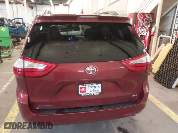 2018 Toyota Sienna XLE Auto Access Seat with VIN 5TDYZ3DC8JS935926, listed as a IAAI auction lot 41630567 with 105,224 mi miles. Bid and sale history available at carsss.com. Image 16.