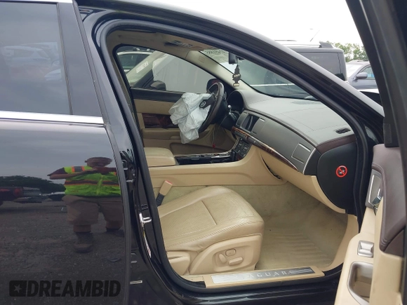 2011 Jaguar XF Premium z VIN SAJWA0GB9BLS18116, wystawiony jako IAAI lot #42451885 z przebiegiem 168 865 mil mil oraz . Historia ofert i sprzedaży dostępna na DreamBid. Obrazek 5.