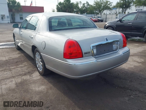 2007 Lincoln Town Car Signature с VIN 1LNHM81V97Y603665, выставлен на аукционе IAAI как лот 42224688 с пробегом 82 861 миль миль и . История ставок и продаж доступна на DreamBid. Изображение 3.