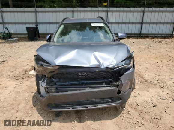 2022 Toyota Corolla Cross LE z VIN 7MUCAAAG8NV017408, wystawiony jako Copart lot #59096555 z przebiegiem 33 703 mil mil oraz Szkoda całkowita • Salvage title. Historia ofert i sprzedaży dostępna na DreamBid. Obrazek 5.