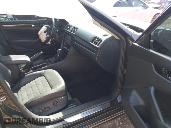 2015 Volkswagen Passat SEL Premium z VIN 1VWCV7A30FC024271, wystawiony jako IAAI lot #41788754 z przebiegiem 108 278 mil mil oraz . Historia ofert i sprzedaży dostępna na DreamBid. Obrazek 5.