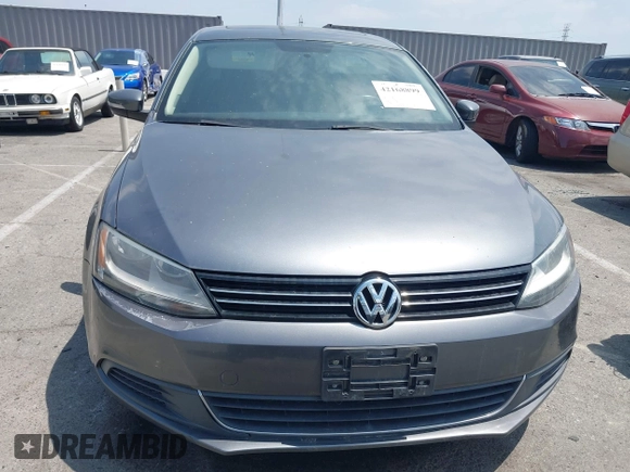 2014 Volkswagen Jetta SE z VIN 3VWD17AJXEM378102, wystawiony jako IAAI lot #42168899 z przebiegiem 117 021 mil mil oraz . Historia ofert i sprzedaży dostępna na DreamBid. Obrazek 6.