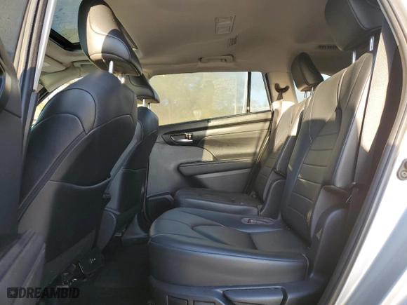 2020 Toyota Highlander XLE with VIN 5TDGZRAH5LS504770, listed as a Copart auction lot 48554725 with 84,711 mi miles and Non Repairable. Bid and sale history available at carsss.com. Image 11.