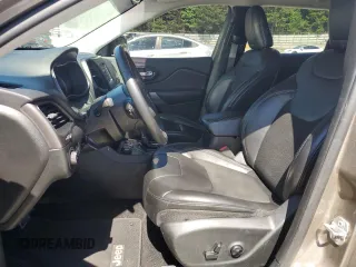 2019 Jeep Cherokee Latitude Plus z VIN 1C4PJMLB0KD112955, wystawiony jako Copart lot #58196135 z przebiegiem 85 856 mil mil oraz Szkoda całkowita • Salvage title. Historia ofert i sprzedaży dostępna na DreamBid. Obrazek 7.