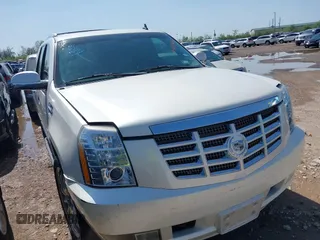 2011 Cadillac Escalade z VIN 1GYS4AEF6BR400413, wystawiony jako IAAI lot #41819600 z przebiegiem 202 088 mil mil oraz . Historia ofert i sprzedaży dostępna na DreamBid. Obrazek 1.