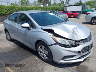2017 Chevrolet Cruze LS z VIN 1G1BC5SM6H7121852, wystawiony jako IAAI lot #42354416 z przebiegiem 186 246 mil mil oraz . Historia ofert i sprzedaży dostępna na DreamBid. Obrazek 1.