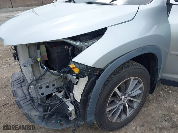 2019 Toyota Highlander SE with VIN 5TDJZRFH8KS727883, listed as a IAAI auction lot 41882956 with 56,043 mi miles. Bid and sale history available at carsss.com. Image 18.