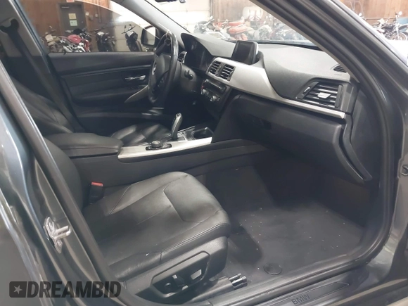 2013 BMW 3 Series 328i xDrive с VIN WBA3B5G50DNP40353, выставлен на аукционе IAAI как лот 42425411 с пробегом 112 879 миль миль и . История ставок и продаж доступна на DreamBid. Изображение 5.