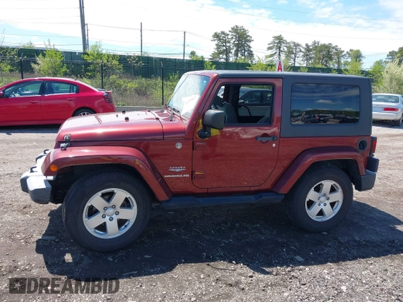 2010 Jeep Wrangler Sahara z VIN 1J4GA5D16AL227053, wystawiony jako IAAI lot #42219421 z przebiegiem 67 174 mil mil oraz . Historia ofert i sprzedaży dostępna na DreamBid. Obrazek 14.