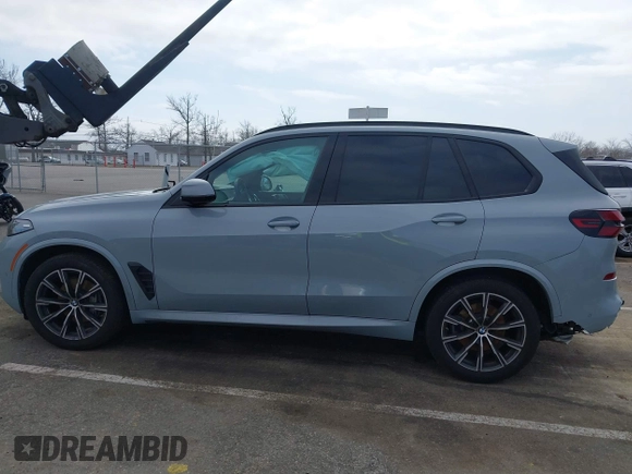 2024 BMW X5 xDrive40i z VIN 5UX23EU06R9U85520, wystawiony jako IAAI lot #41785217 z przebiegiem Nie podano mil oraz . Historia ofert i sprzedaży dostępna na DreamBid. Obrazek 15.
