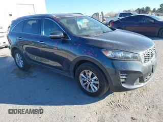 2020 Kia Sorento LX z VIN 5XYPG4A38LG699158, wystawiony jako IAAI lot #41254929 z przebiegiem 55 838 mil mil oraz . Historia ofert i sprzedaży dostępna na DreamBid. Obrazek 1.
