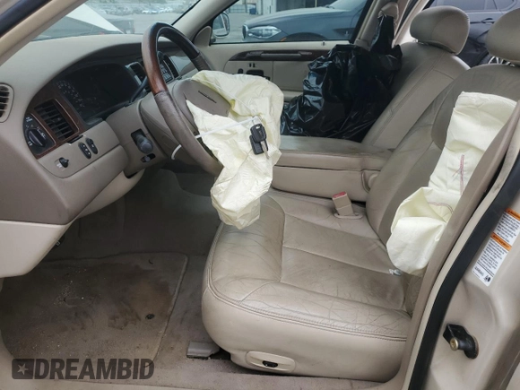 2002 Lincoln Town Car Ultimate L z VIN 1LNHM85W22Y630959, wystawiony jako Copart lot #55853945 z przebiegiem 45 622 mil mil oraz Szkoda całkowita • Salvage title. Historia ofert i sprzedaży dostępna na DreamBid. Obrazek 7.