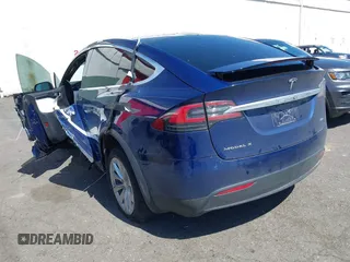 2017 Tesla Model X 90D z VIN 5YJXCDE23HF077126, wystawiony jako IAAI lot #42035067 z przebiegiem Nie podano mil oraz . Historia ofert i sprzedaży dostępna na DreamBid. Obrazek 3.